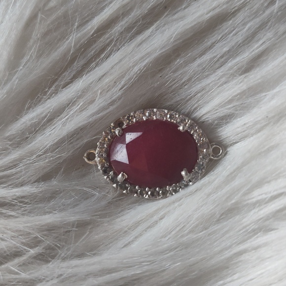 Jewelry - 🧚‍♀️ 5/$15 Faceted ruby silver tone pendant